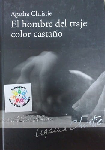 El hombre del traje color castaño