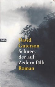 Schnee, der auf Zedern fällt